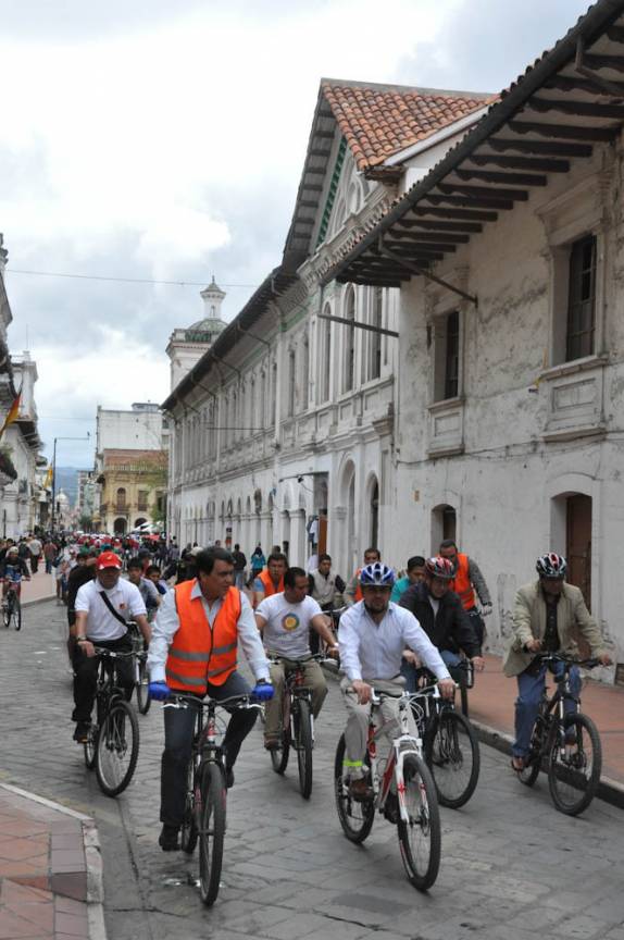 Passeio ciclístico pelo centro de Cuenca, no Equador